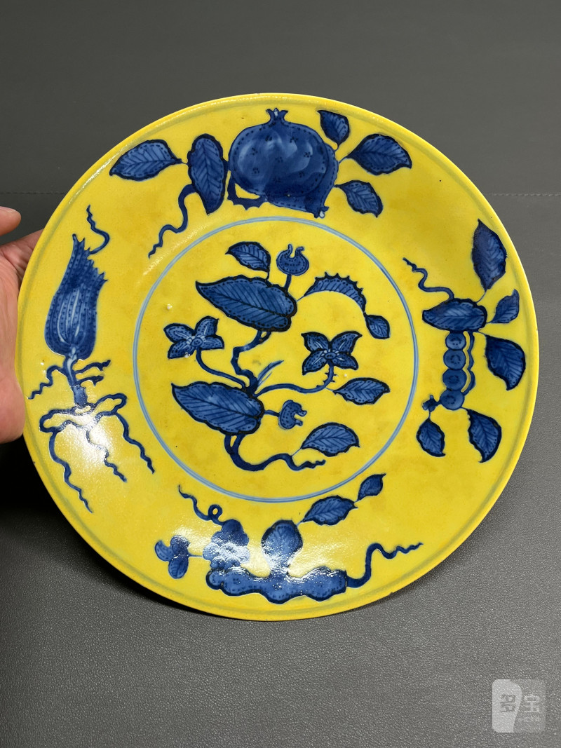 清康熙  黄地青花折枝花果纹盘 - 图3